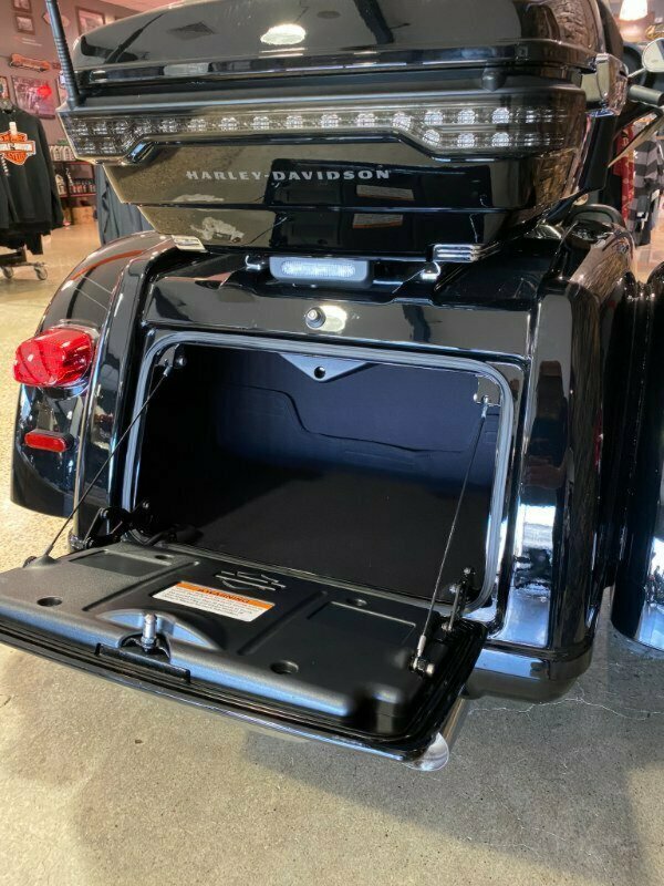 2022 HARLEY-DAVIDSON FLHTCUTG TRI GLIDE U/CLC 114 MY22 6 SP MANUAL TRIKE