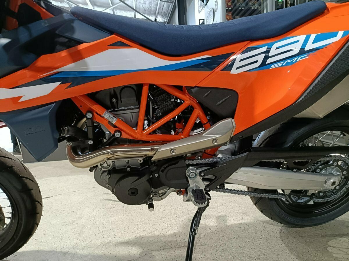 2024 KTM 690 SMC R SUPERMOTARD