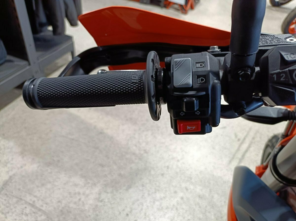 2024 KTM 690 SMC R SUPERMOTARD