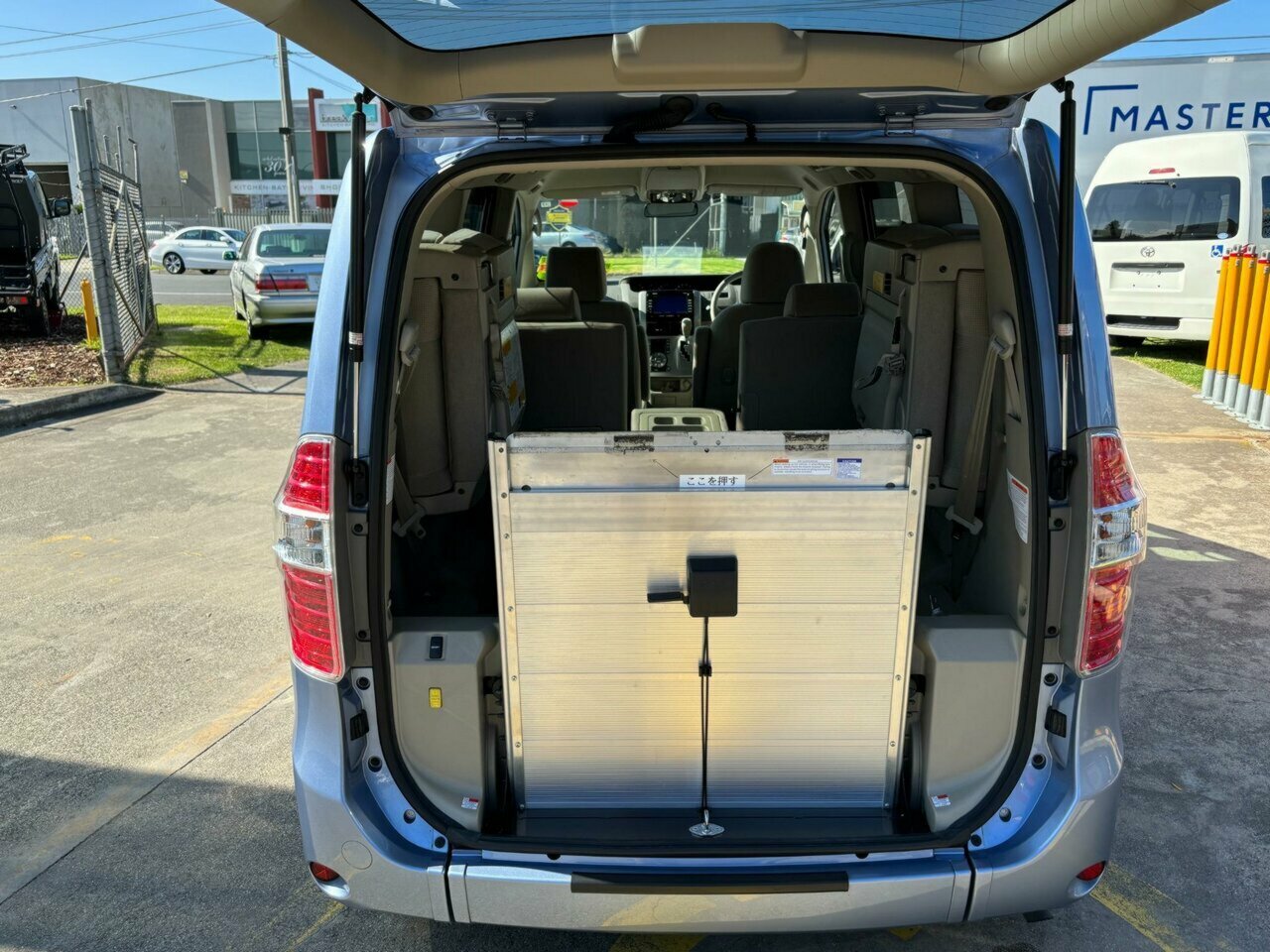 2007 TOYOTA NOAH WHEELCHAIR PETROL 8D COACH