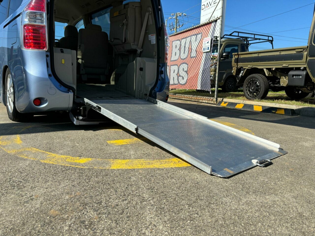 2007 TOYOTA NOAH WHEELCHAIR PETROL 8D COACH