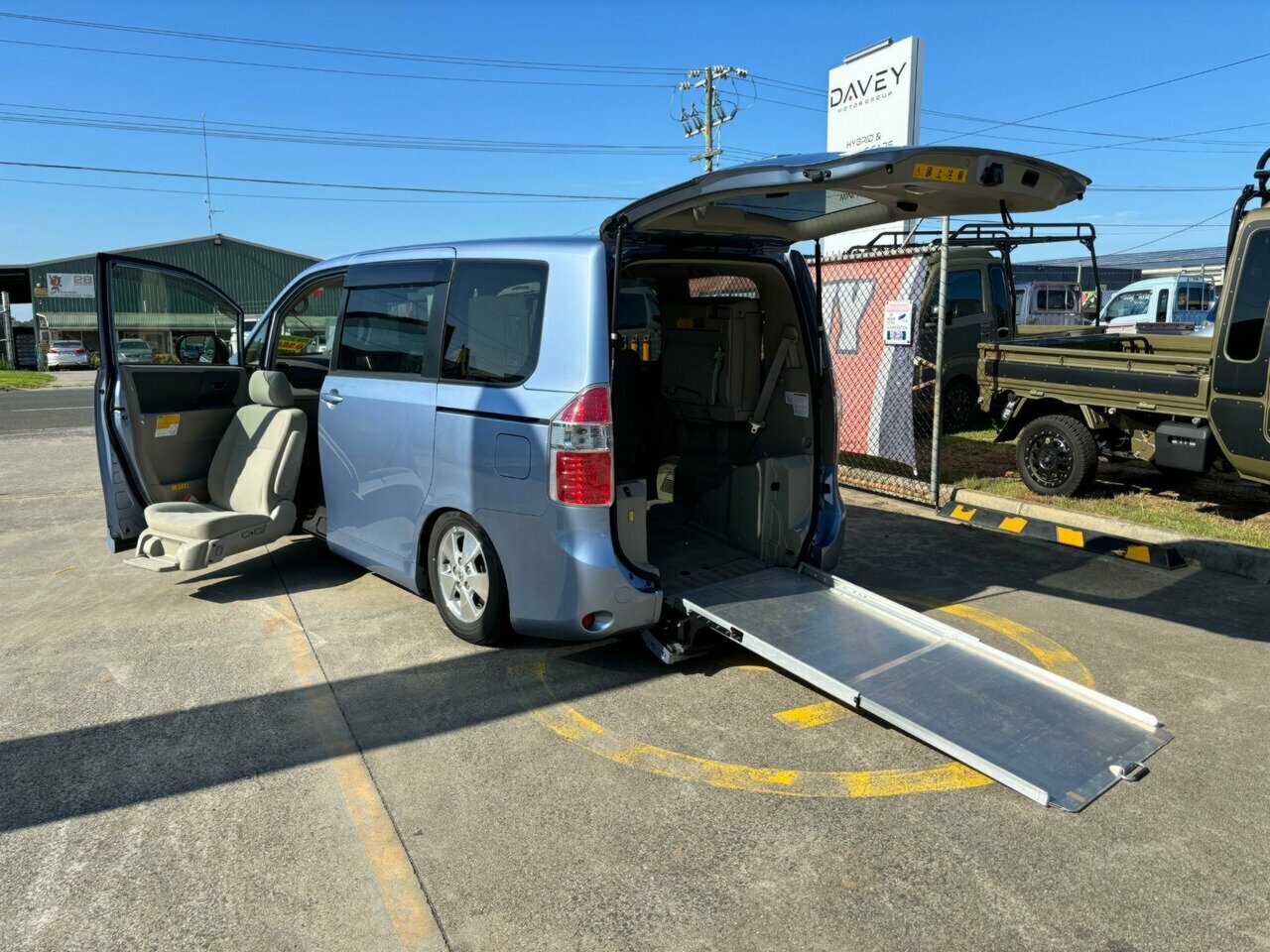 2007 TOYOTA NOAH WHEELCHAIR PETROL 8D COACH