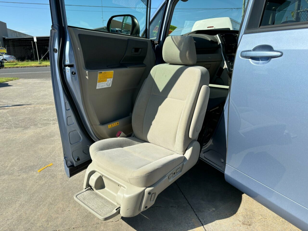 2007 TOYOTA NOAH WHEELCHAIR PETROL 8D COACH