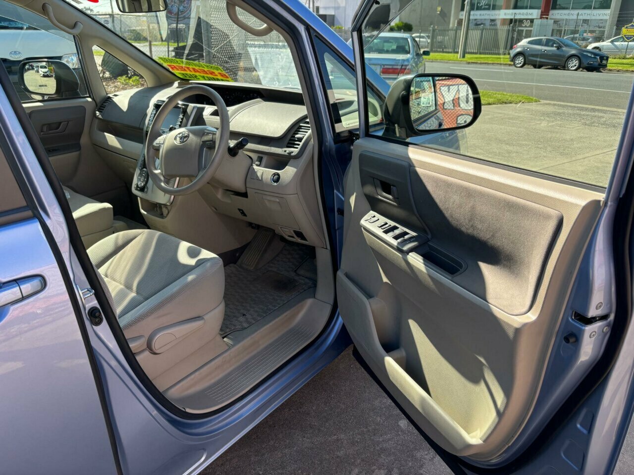 2007 TOYOTA NOAH WHEELCHAIR PETROL 8D COACH