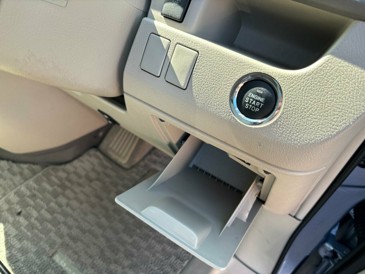 2007 TOYOTA NOAH WHEELCHAIR PETROL 8D COACH