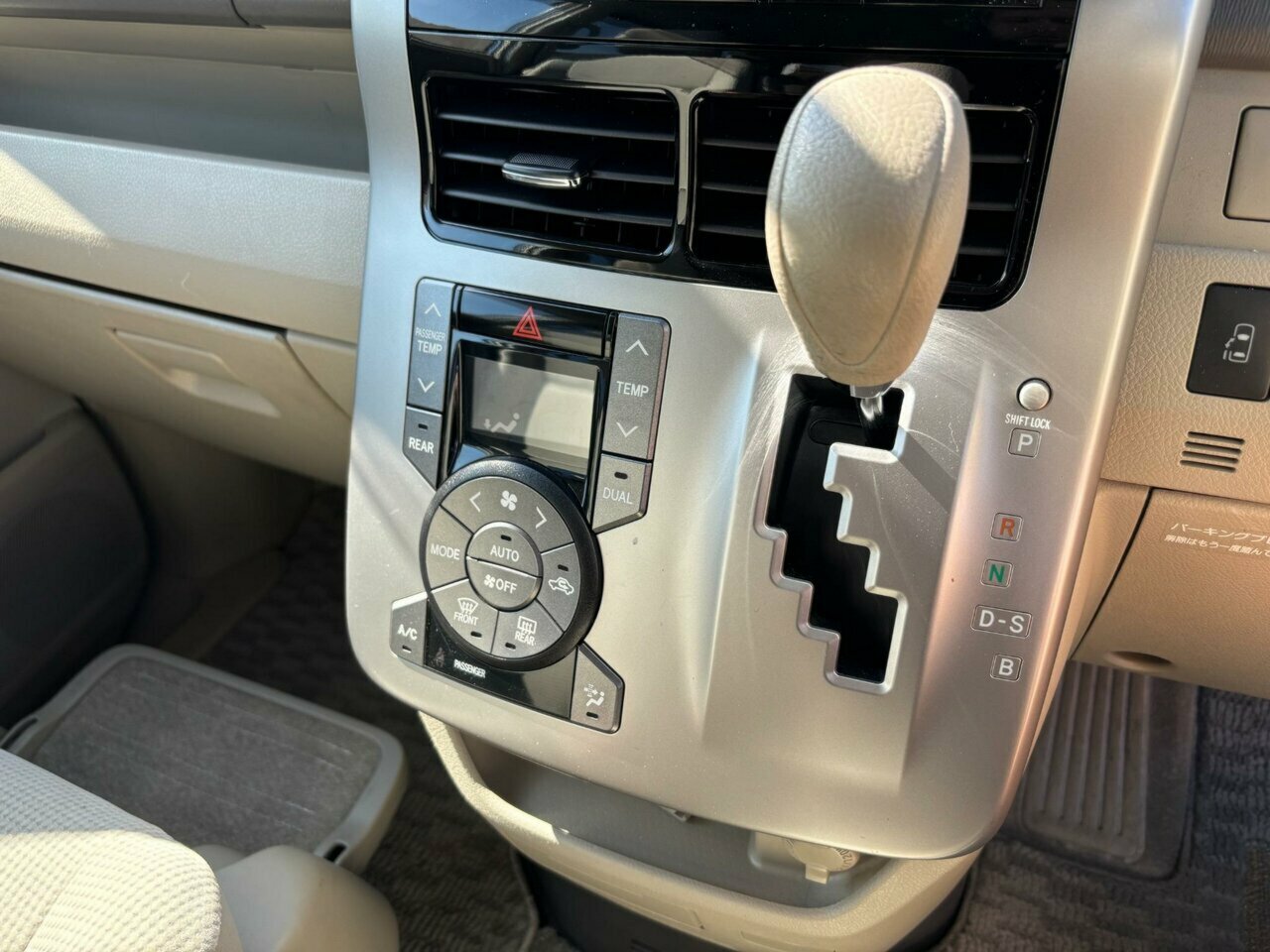 2007 TOYOTA NOAH WHEELCHAIR PETROL 8D COACH