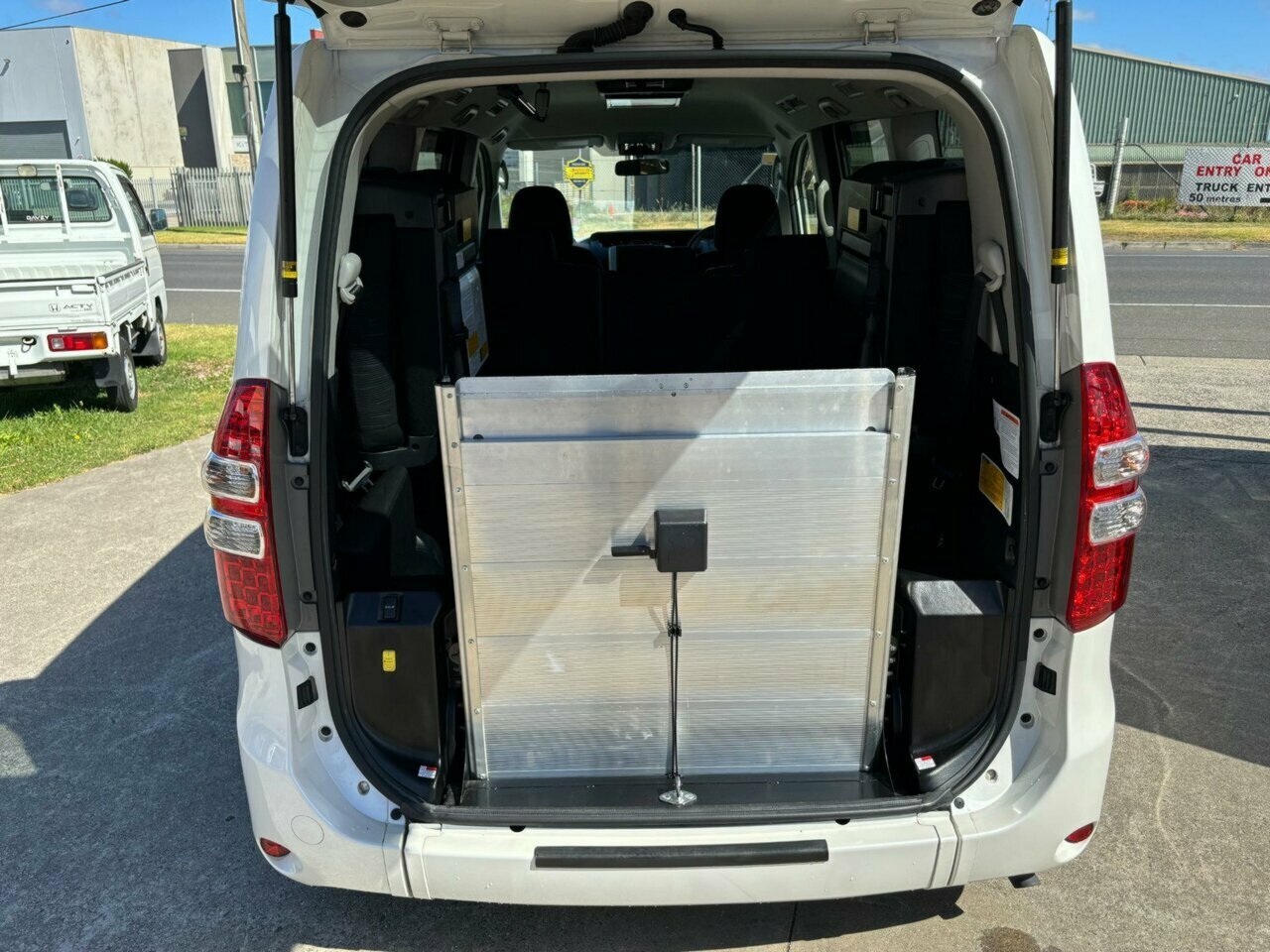 2013 TOYOTA NOAH WHEELCHAIR AUTOMATIC 5D COACH