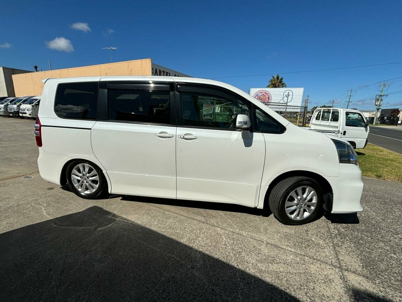 2013 TOYOTA NOAH WHEELCHAIR AUTOMATIC 5D COACH