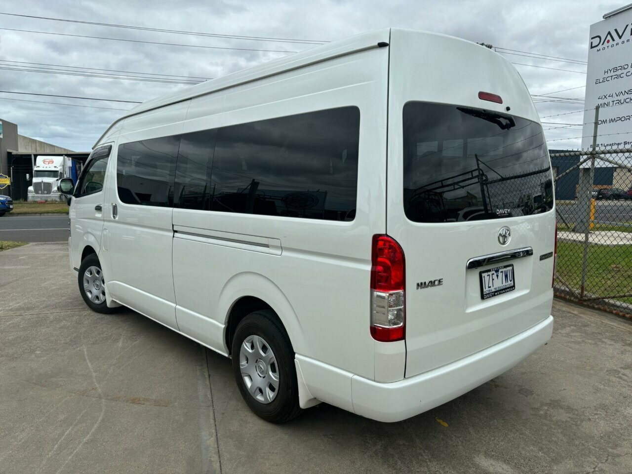 2018 TOYOTA HIACE GRAND CABIN 10-SEATER 4WD AUTOMATIC 4D COACH