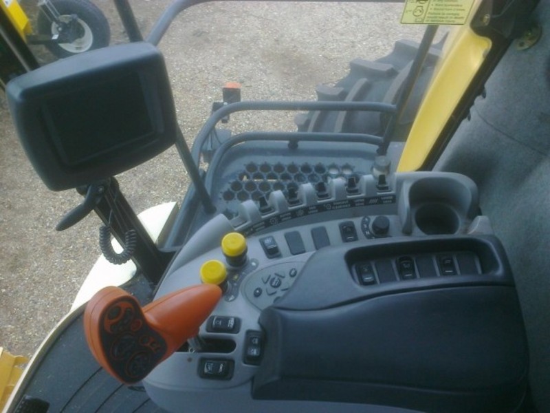 2004 NEW HOLLAND CR970 CR970 HarvesterHeader