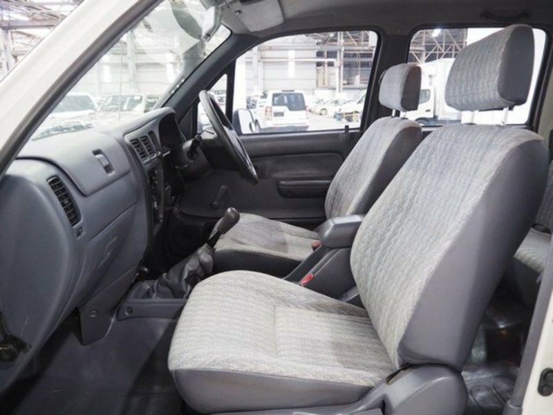 2003 TOYOTA HILUX (4x4) VZN167R