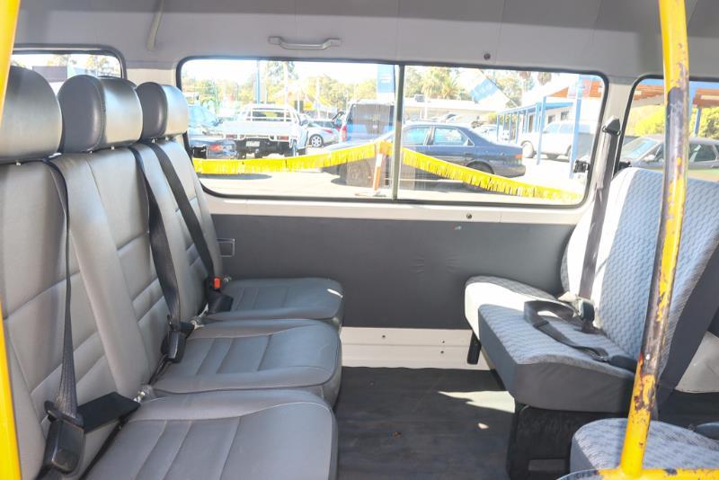2003 TOYOTA HIACE COMMUTER RZH125R