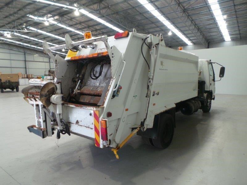 2006 ISUZU NPR400 GARBAGE COMPACTOR