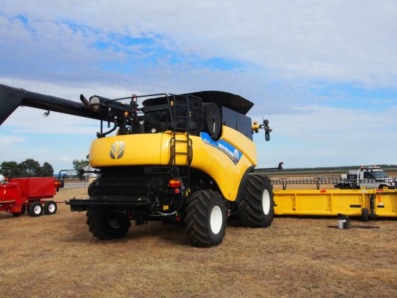 2014 NEW HOLLAND CR8090 CR8090 HarvesterHeader