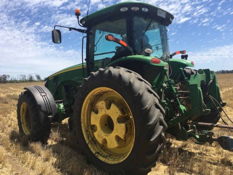 JOHN DEERE 8335R Tractor