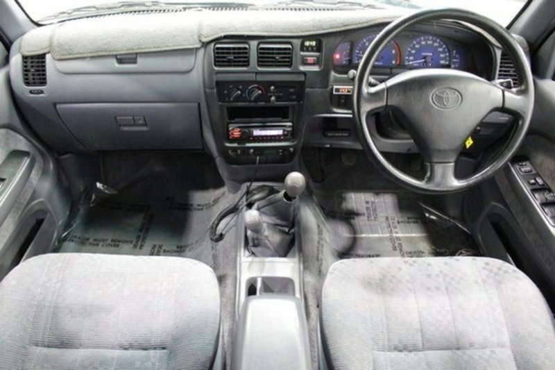 2002 TOYOTA HILUX SR5 (4x4) KZN165R