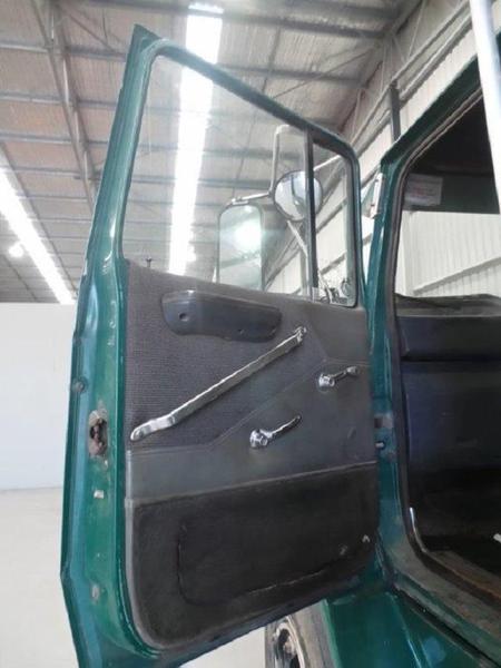 1990 FORD L8000