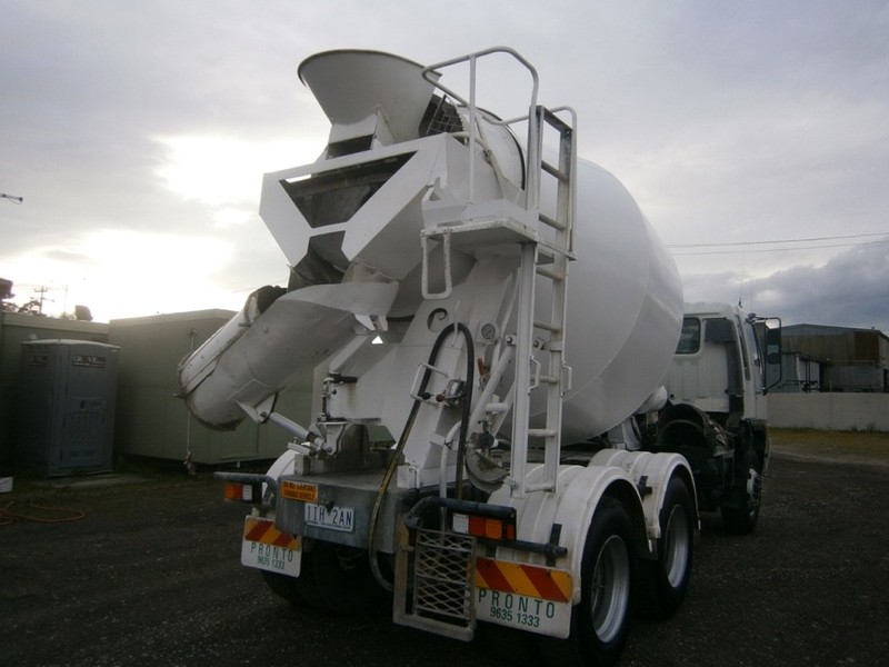 2001 HINO FM Ranger 14 concrete agitator