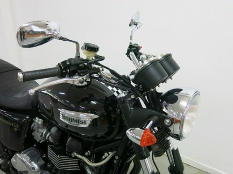 2011 TRIUMPH Bonneville SE