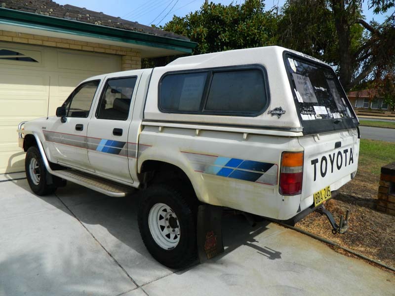 1989 TOYOTA HILUX (4x4) RN105R