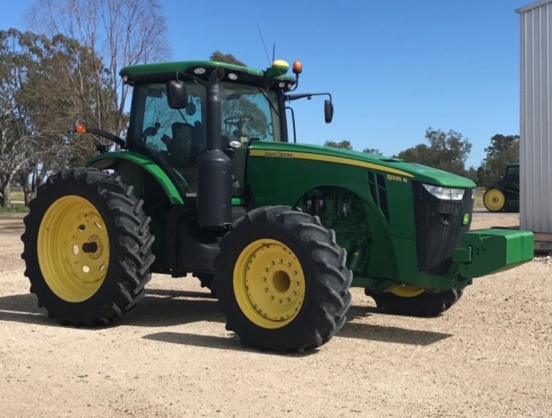 JOHN DEERE 8335R Tractor