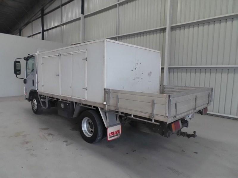 2010 ISUZU NPR200