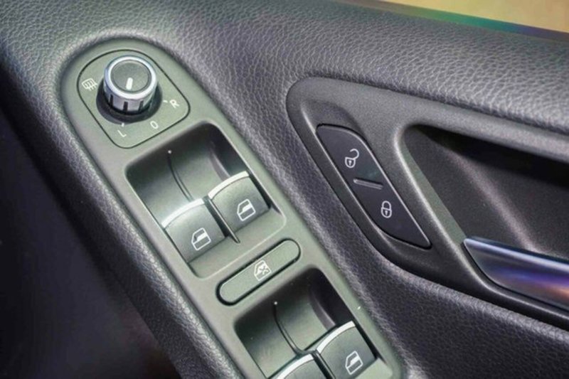 2011 VOLKSWAGEN GOLF R 1K MY11