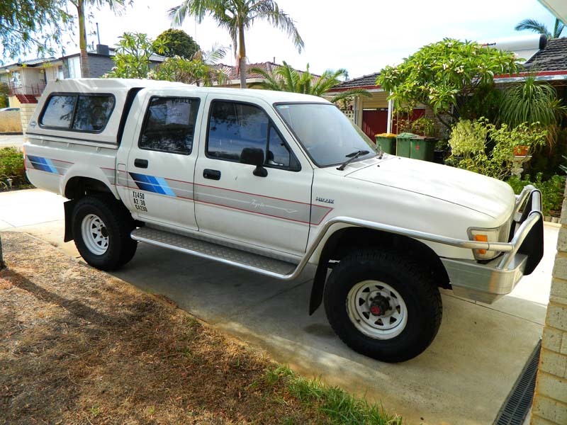 1989 TOYOTA HILUX (4x4) RN105R