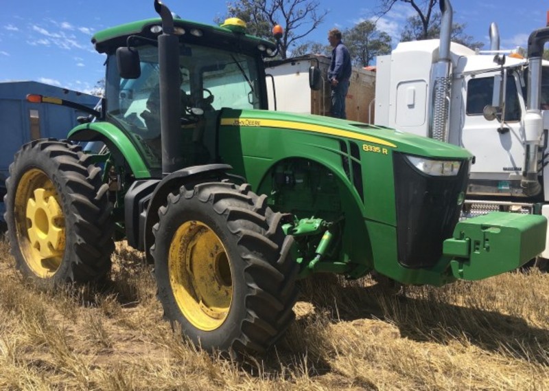 JOHN DEERE 8335R Tractor