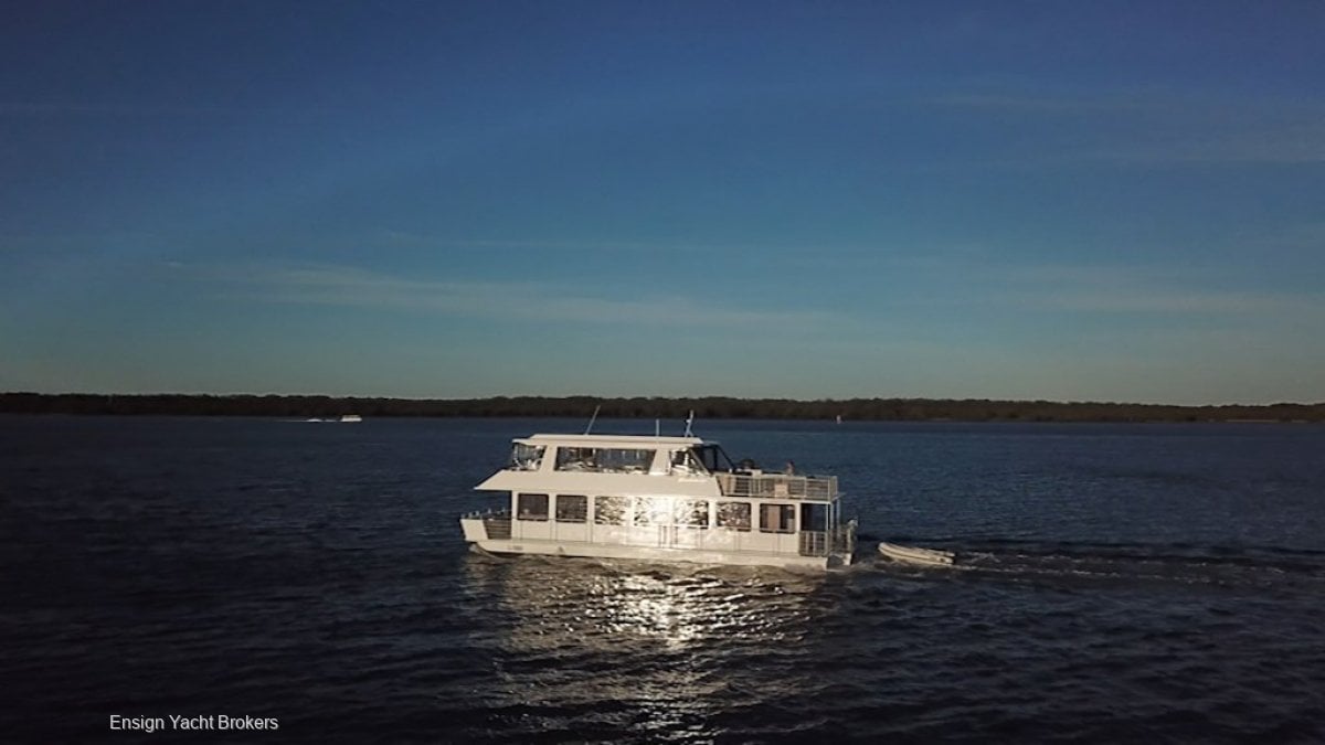 BROADWATER CRAFT 60 LUXURY HOUSE BOAT