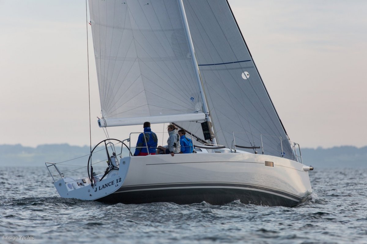 J BOATS J/112E YACHT