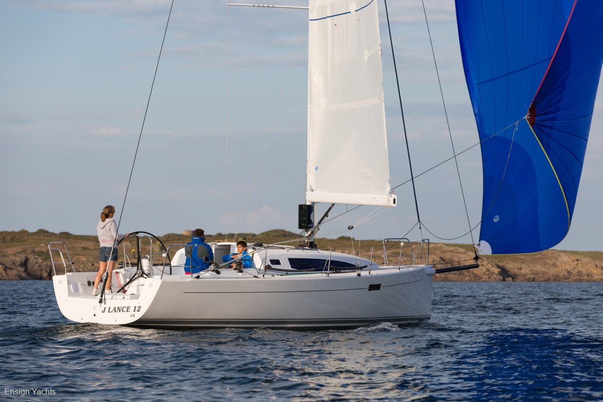 J BOATS J/112E YACHT