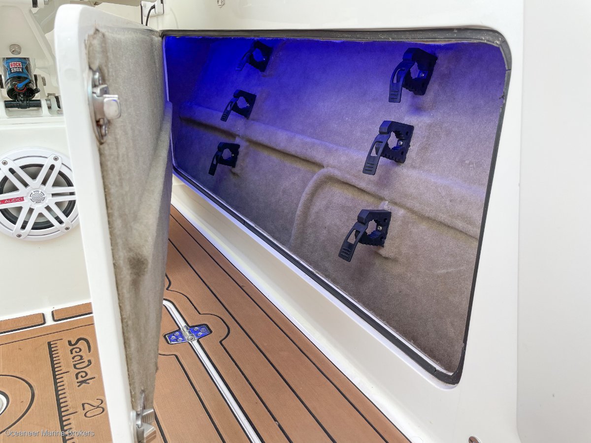 2019 CARIBBEAN REEF RUNNER 21 CRUISER
