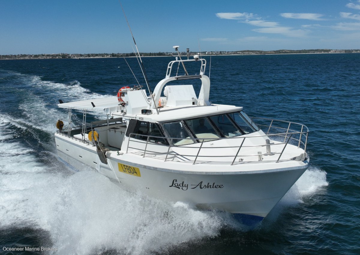 1996 CONQUEST FIBREGLASS CRAY BOAT