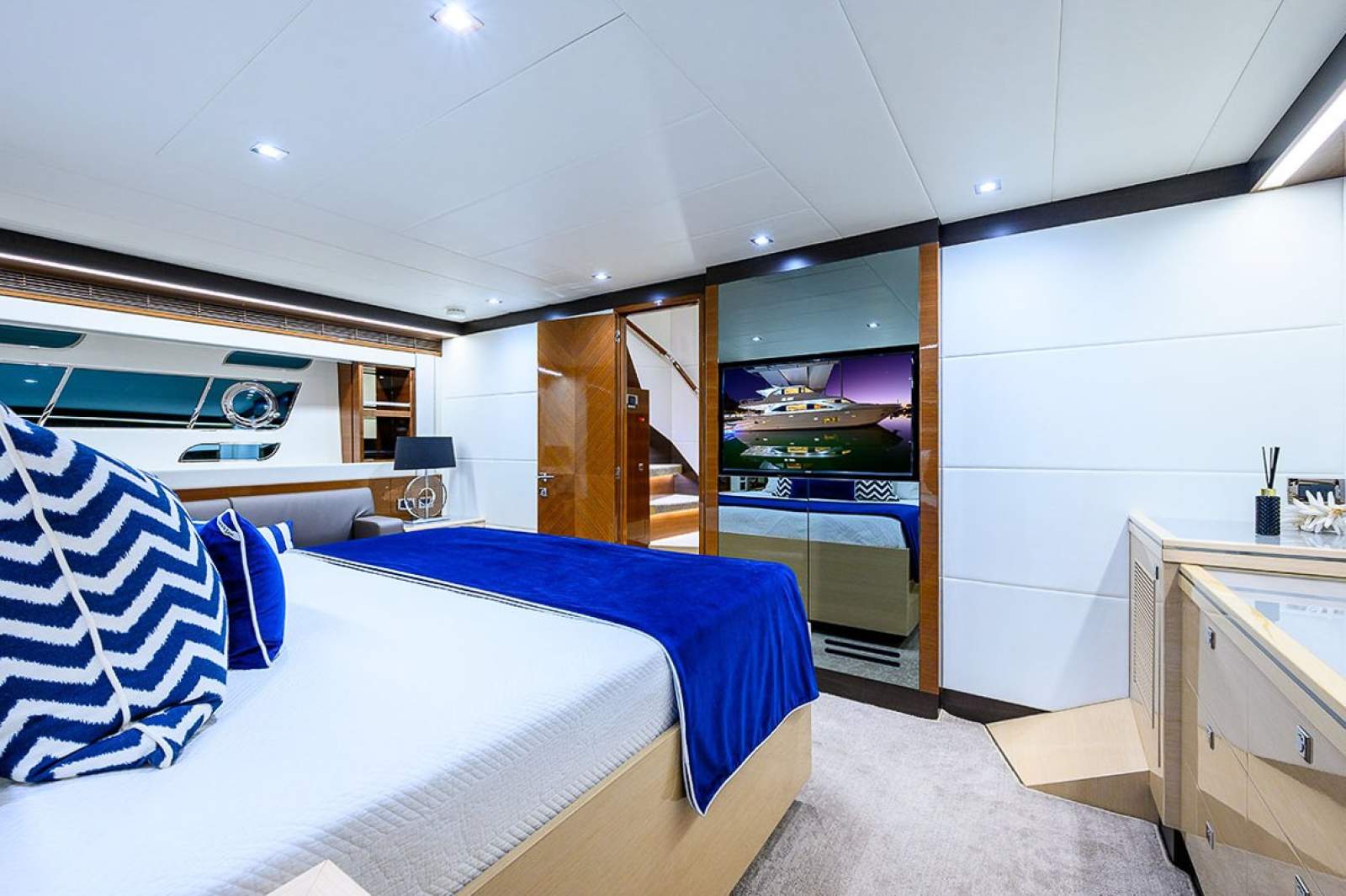 2016 HORIZON E75 FLYBRIDGE YACHT