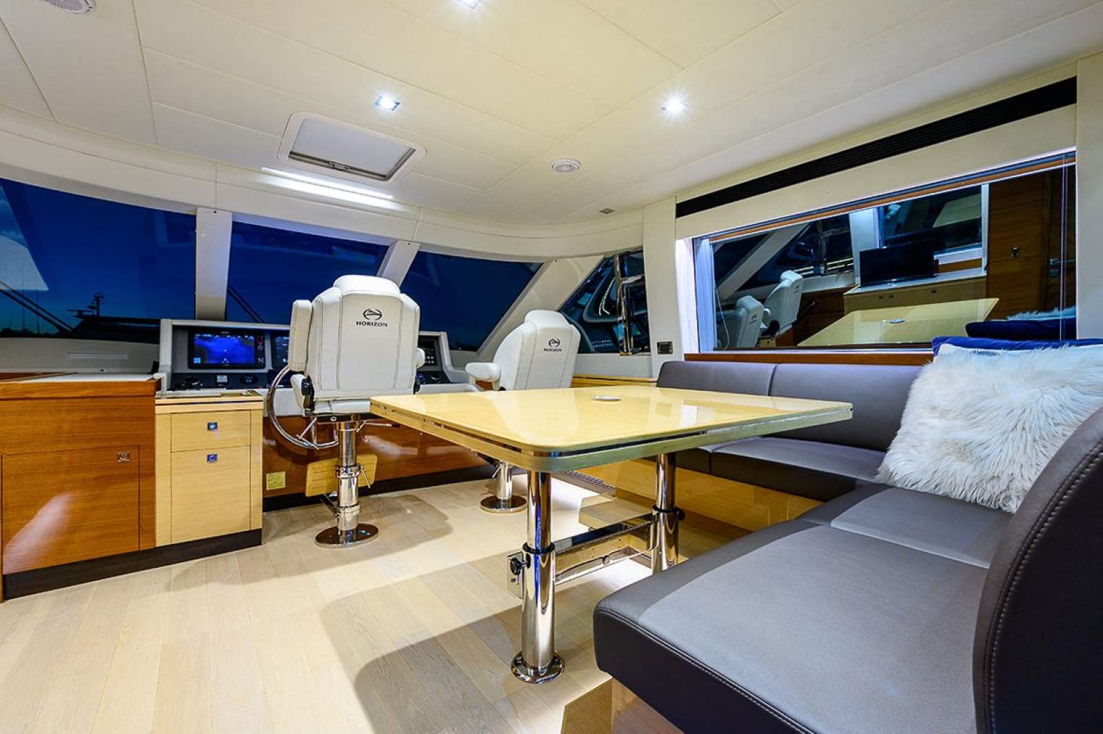 2016 HORIZON E75 FLYBRIDGE YACHT