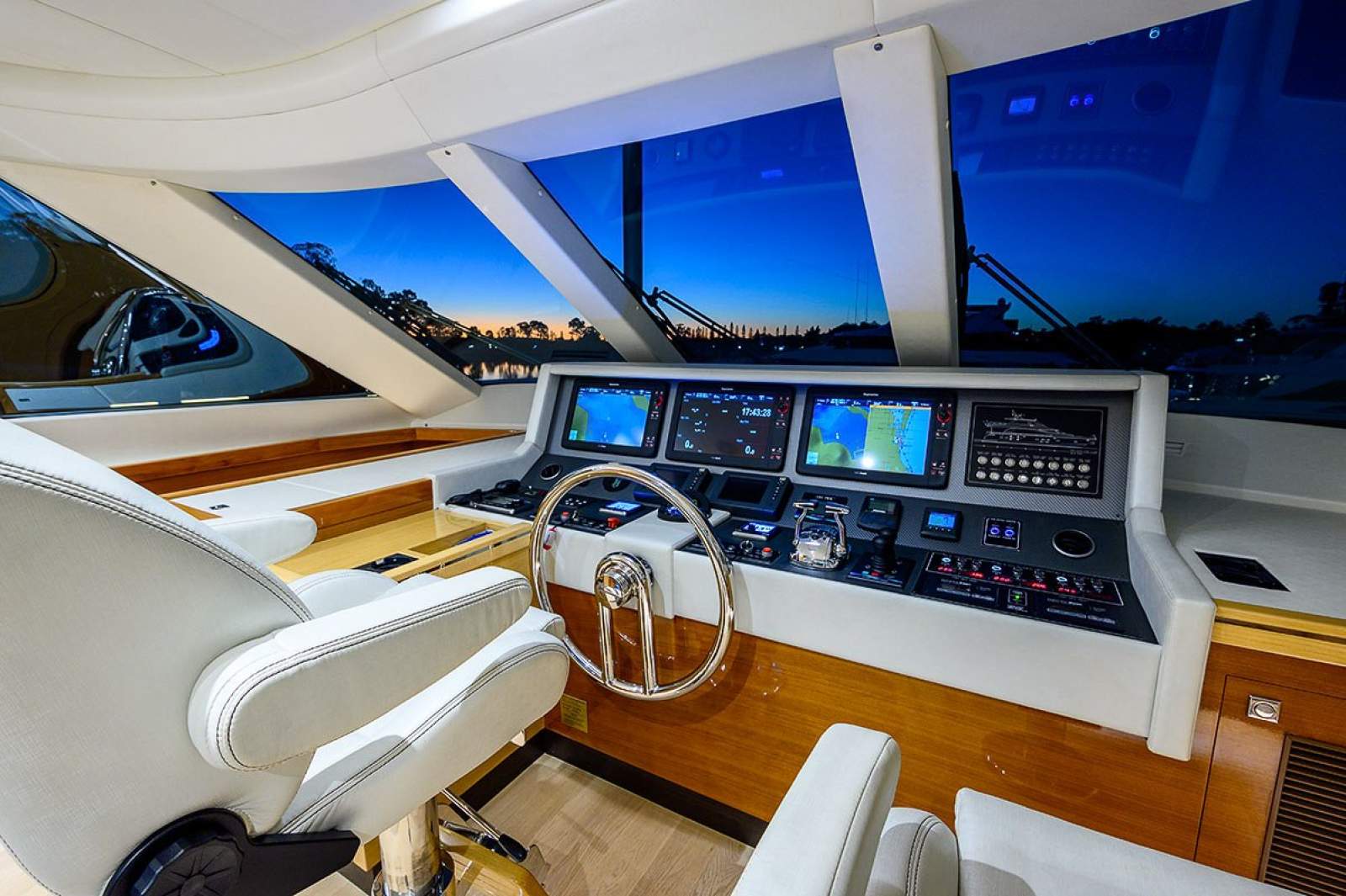 2016 HORIZON E75 FLYBRIDGE YACHT