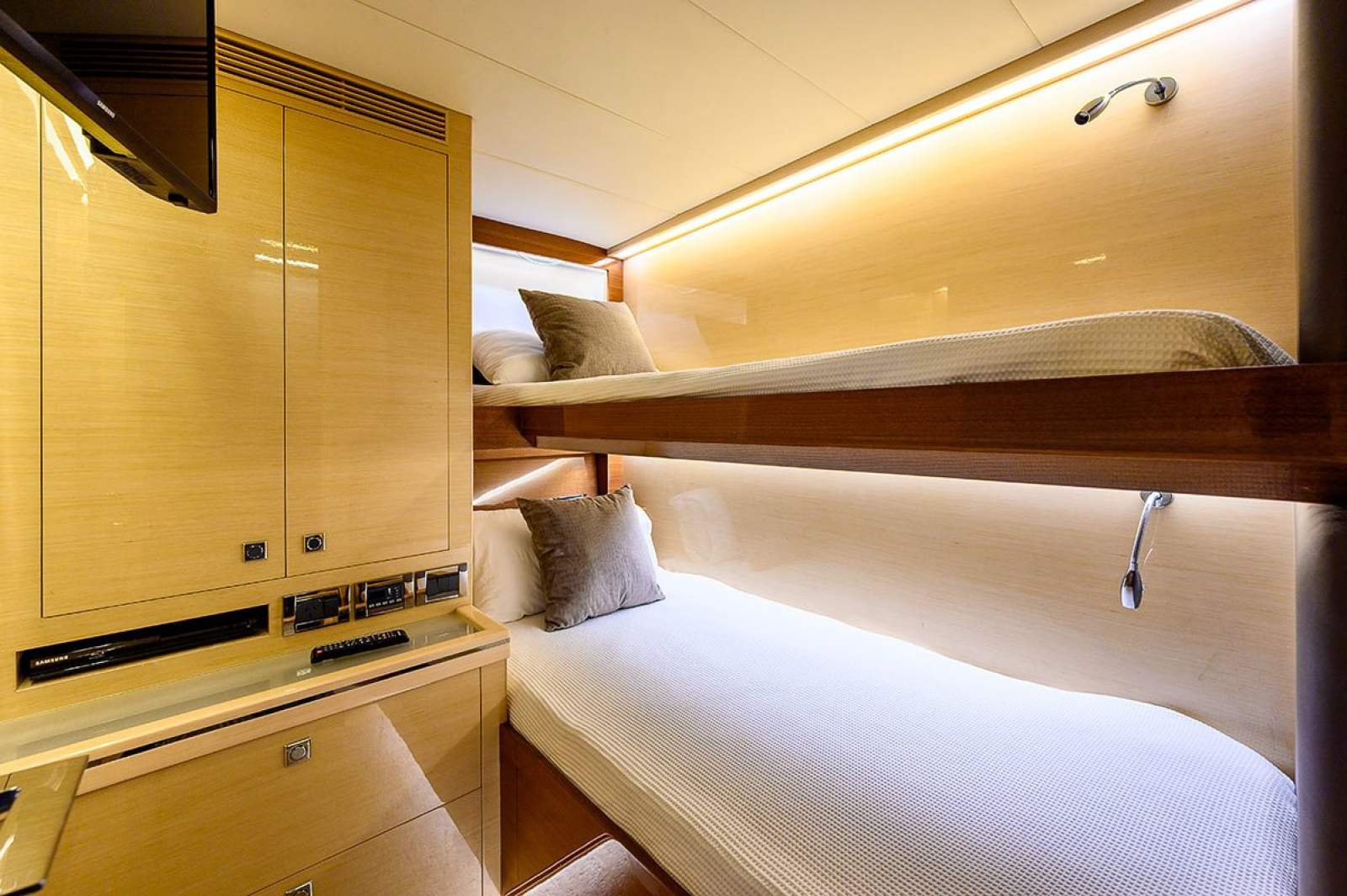 2016 HORIZON E75 FLYBRIDGE YACHT