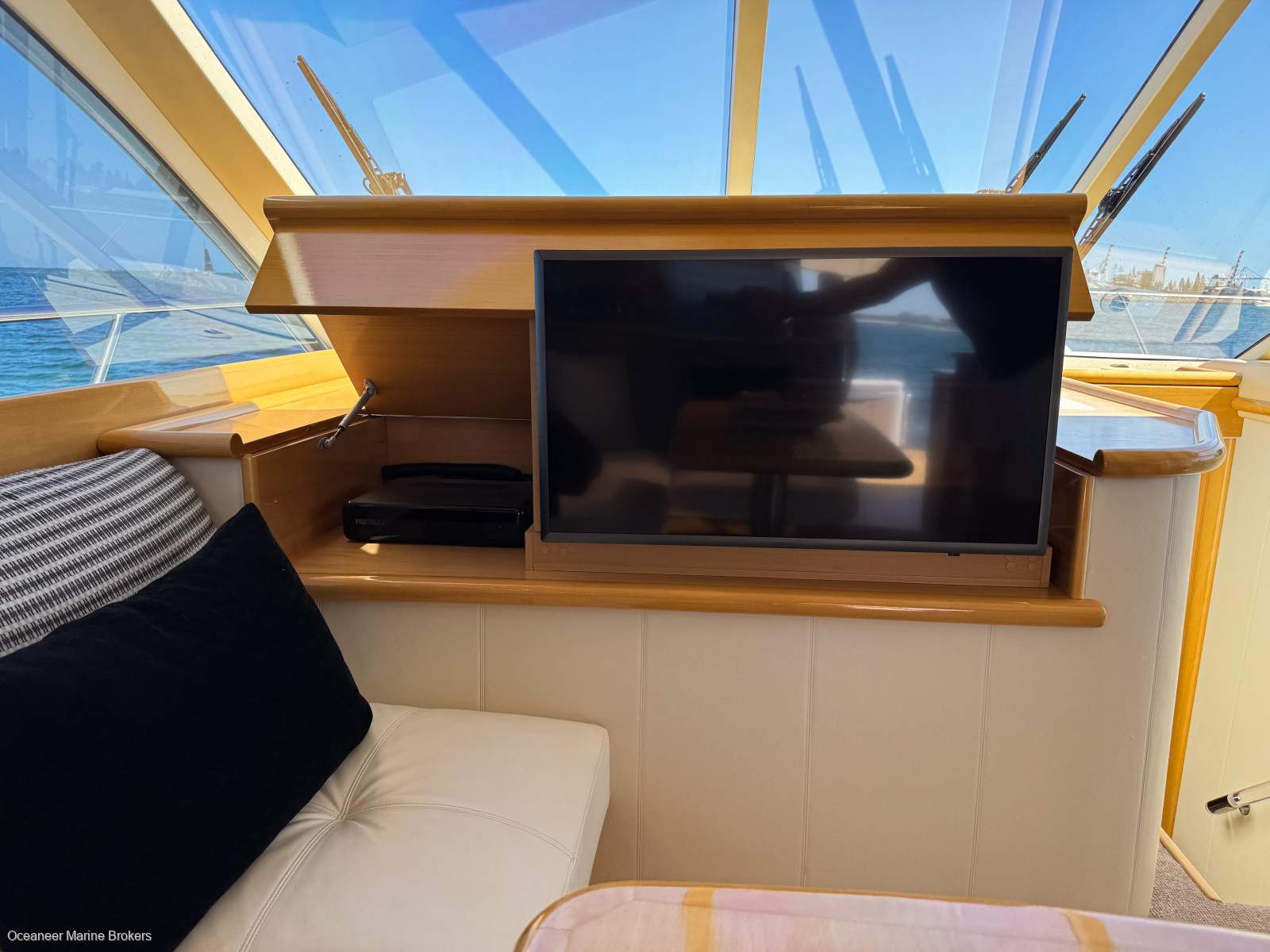 2009 MARITIMO C60 CABRIOLET SPORTS CRUISER