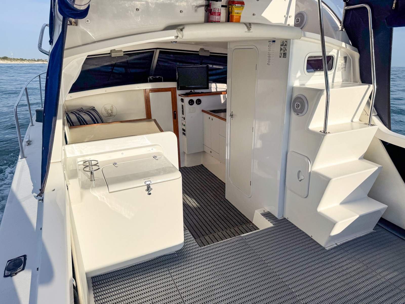 2010 CARIBBEAN 27 FLYBRIDGE CRUISER