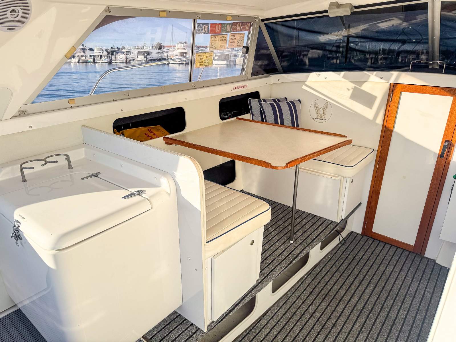 2010 CARIBBEAN 27 FLYBRIDGE CRUISER