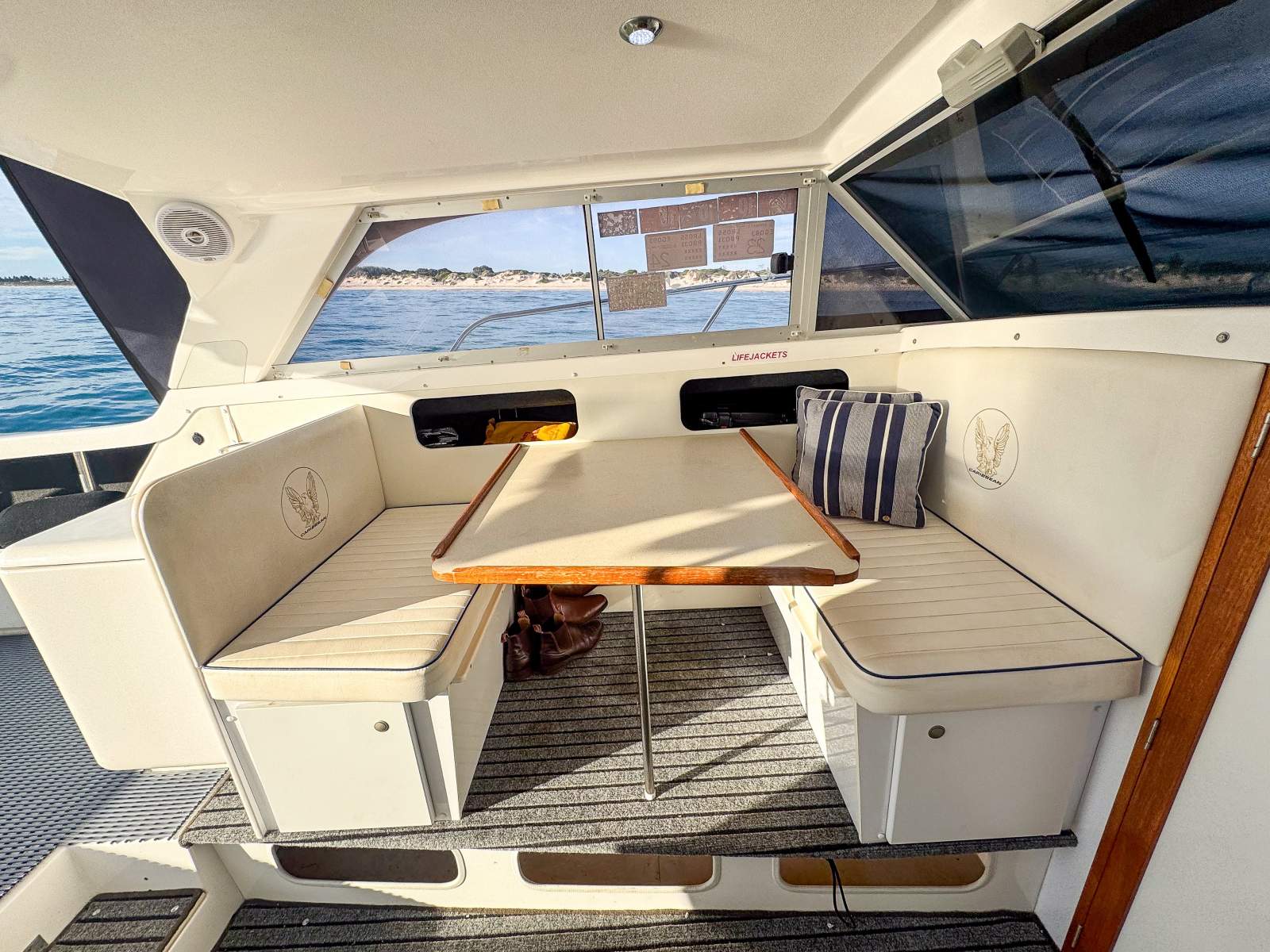 2010 CARIBBEAN 27 FLYBRIDGE CRUISER