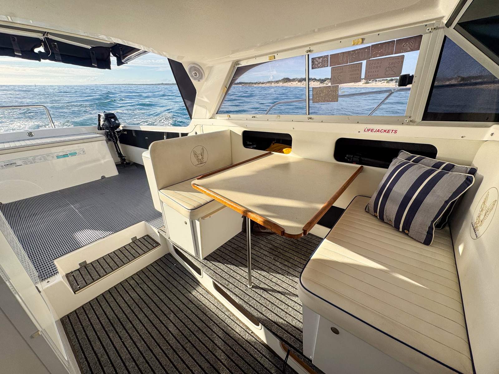 2010 CARIBBEAN 27 FLYBRIDGE CRUISER