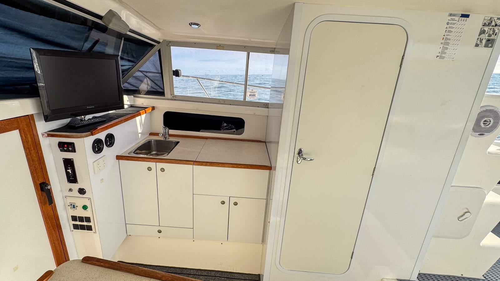 2010 CARIBBEAN 27 FLYBRIDGE CRUISER