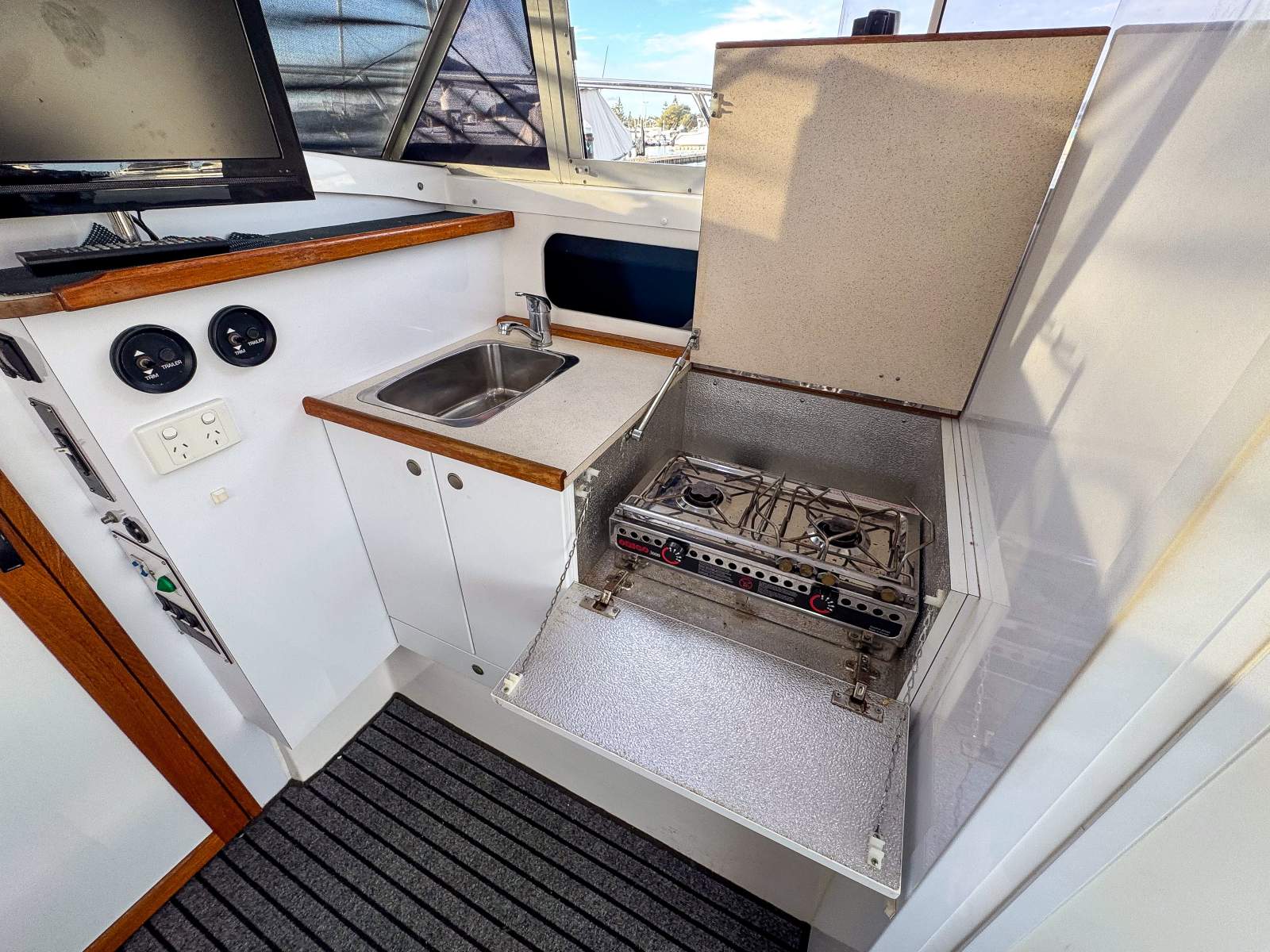 2010 CARIBBEAN 27 FLYBRIDGE CRUISER