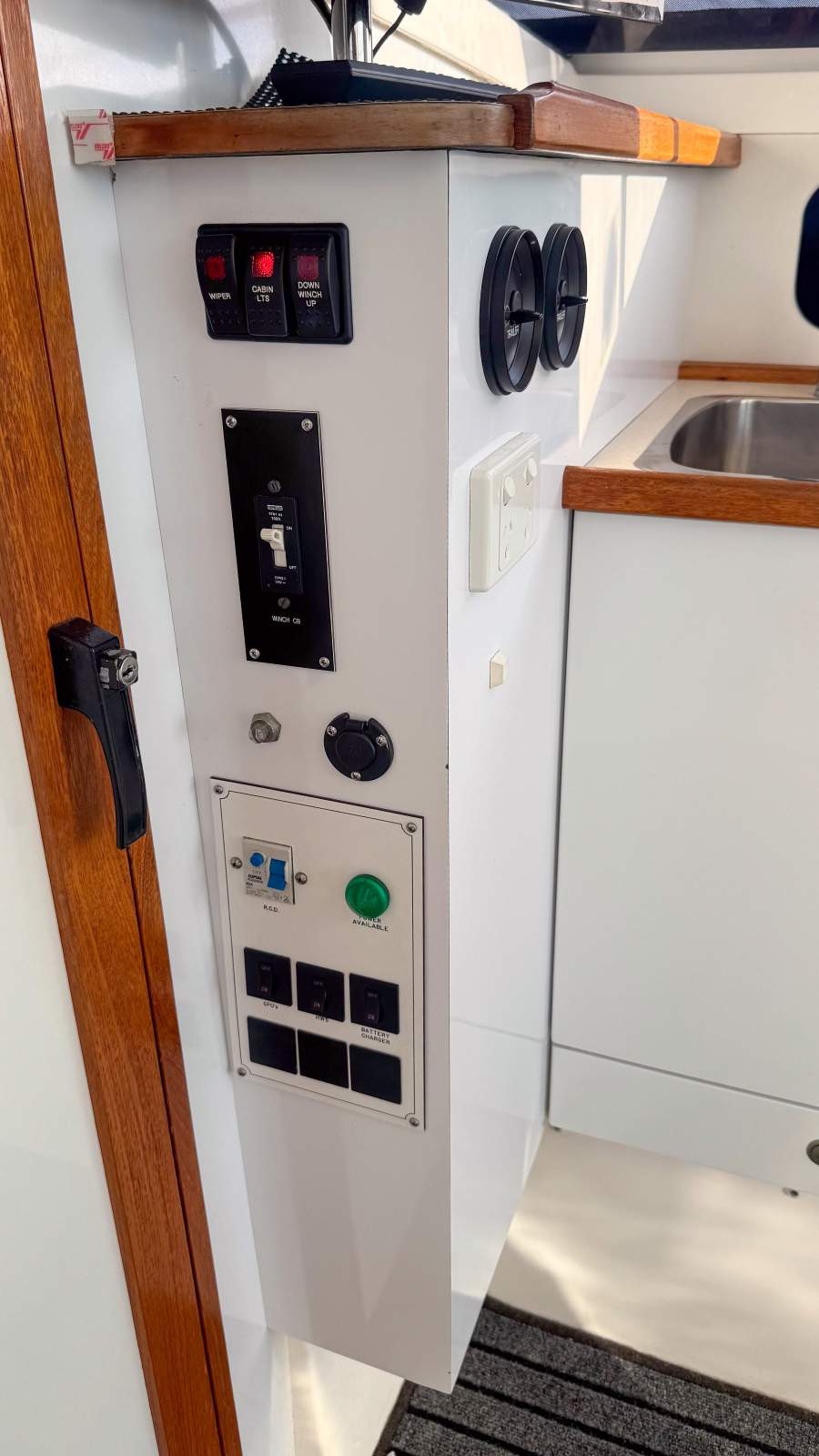 2010 CARIBBEAN 27 FLYBRIDGE CRUISER