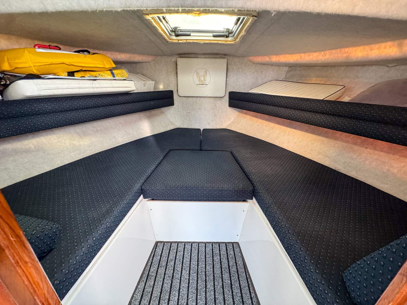 2010 CARIBBEAN 27 FLYBRIDGE CRUISER