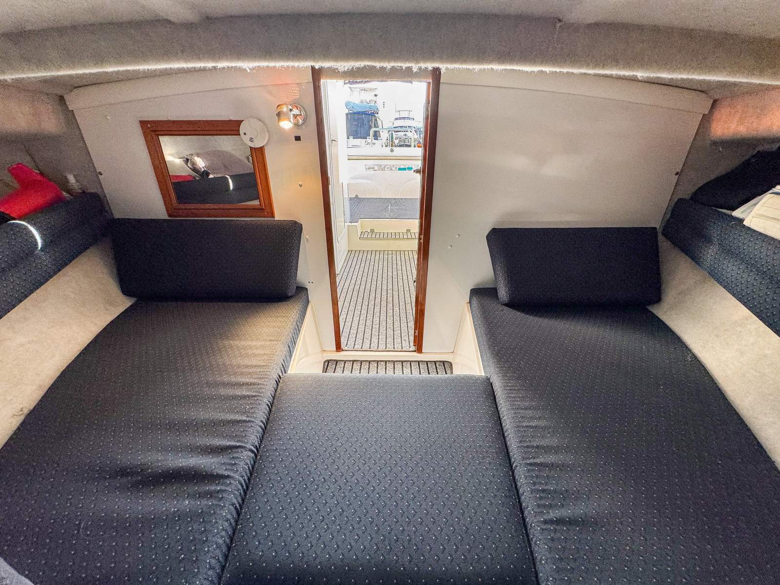 2010 CARIBBEAN 27 FLYBRIDGE CRUISER