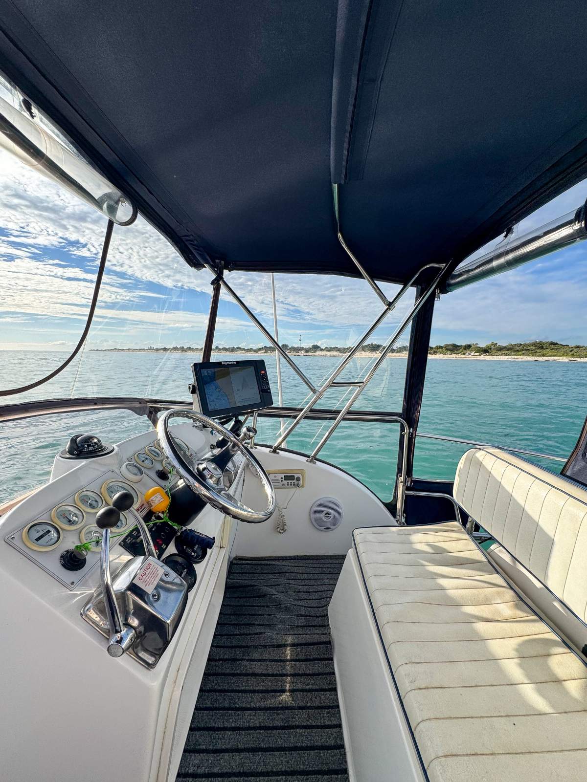 2010 CARIBBEAN 27 FLYBRIDGE CRUISER
