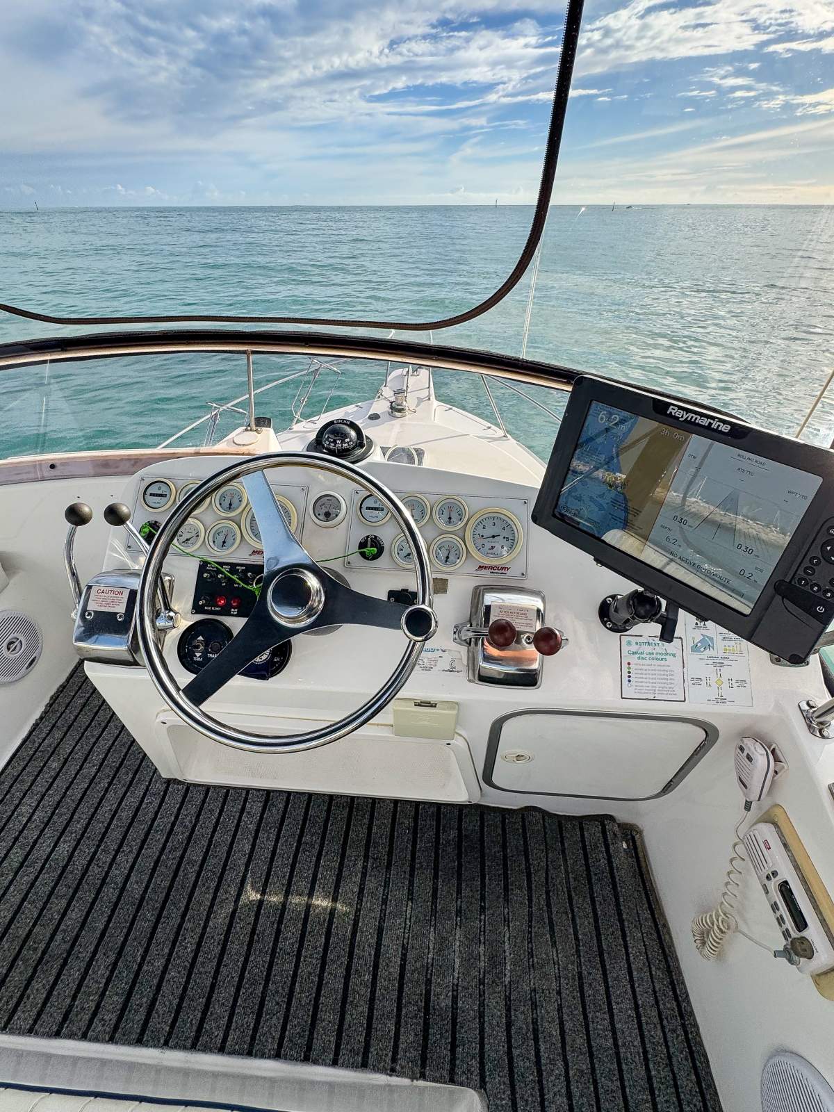 2010 CARIBBEAN 27 FLYBRIDGE CRUISER
